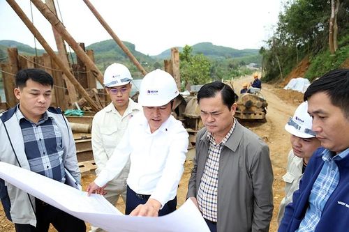 Ban Quản lý Dự án đầu tư xây dựng các công trình giao thông tỉnh Tuyên Quang và đơn vị giám sát thường xuyên kiểm tra tiến độ thi công dự án cao tốc Tuyên Quang-Hà Giang. Ảnh: Hải Chung