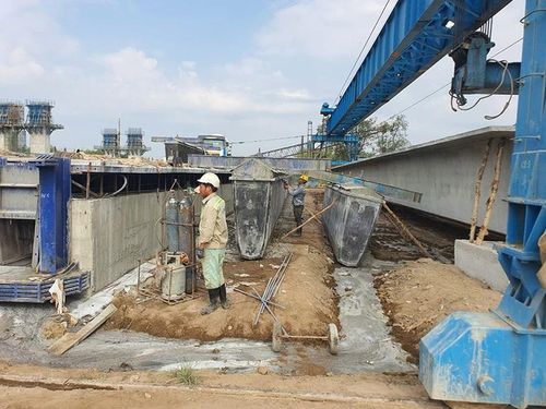 Tiến độ thi công nhộn nhịp, liên tục trên công trường dự án thành phần 1A (đoạn Tân Vạn-Nhơn Trạch giai đoạn 1) thuộc đường vành đai 3 Thành phố Hồ Chí Minh. Ảnh: Quý Hiền