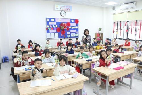Tiết học đầu tiên của cô trò là hỏi han về những việc đã làm trong Tết khi ở nhà.