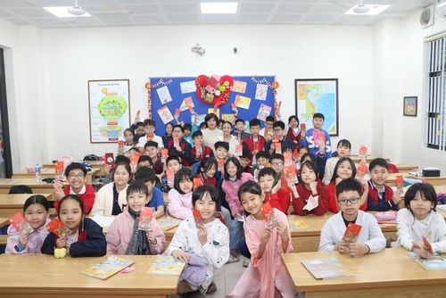 Các em được cô giáo lì xì đầu năm lấy may trước khi bước vào giờ học chính thức.