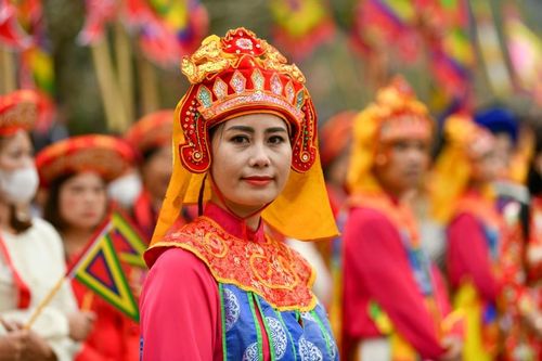 Từ sáng sớm, hàng nghìn du khách thập đã đổ về chùa Bái Đính để trẩy hội, chiêm bái, lễ phật, cầu nguyện cho năm mới an khang thịnh vượng, quốc thái dân an, mưa thuận gió hòa.