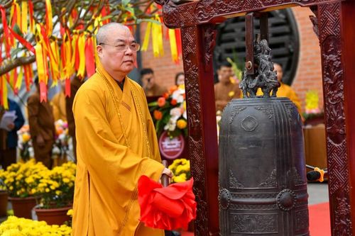 Hòa thượng Thích Thanh Nhiễu thỉnh chuông khai hội.