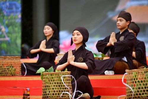 Lễ khai hội không chỉ là dịp để các tín đồ thực hiện nghi thức tâm linh mà còn là cơ hội để cộng đồng cùng nhau tận hưởng không khí tinh thần và tạo nên những kỷ niệm đáng nhớ.