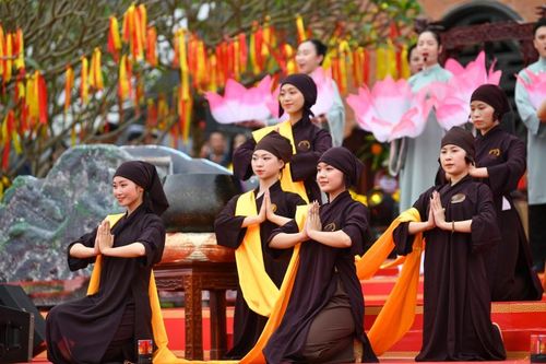 Các sự kiện nghệ thuật truyền thống như múa rối, hát chầu văn, và các tiết mục biểu diễn nghệ thuật dân gian thường diễn ra tại khu vực xung quanh chùa.