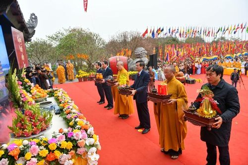Đại biểu dâng lễ.