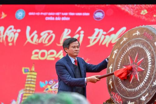 Ông Đoàn Minh Huấn, Bí thư Tỉnh ủy Ninh Bình đánh trống khai hội.