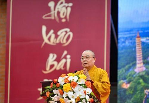 Hòa thượng Thích Thanh Nhiễu phát biểu khai mạc Lễ hội.
