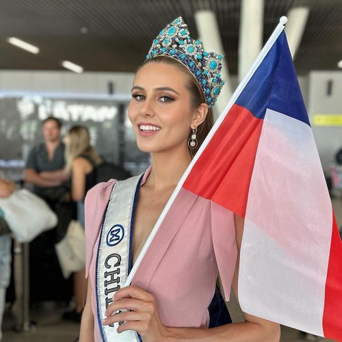 Người đẹp Chile - Ámbar Zenteno - là thí sinh đầu tiên có mặt ở Ấn Độ để chuẩn bị tham dự cuộc thi Hoa hậu Thế giới lần thứ 71. Ámbar Zenteno năm nay 27 tuổi, là kỹ sư Hóa dân dụng. Ámbar Zenteno thông thạo tiếng Anh và có khả năng hùng biện ấn tượng.