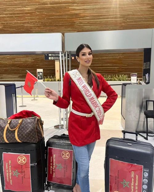 Đại diện Ma Rốc - Sonia Aït Mansour mặc trang phục màu đỏ nổi bật ở sân bay. Cô là người đẹp có kinh nghiệm thi nhan sắc. Người đẹp tham dự cuộc thi France at Face of Beauty International 2015 và vào Top 15. Sau đó, cô đăng quang danh hiệu Miss Prestige Paris-Île de France 2015. Cô cũng từng sang Việt Nam tham dự Miss Eco International 2017.