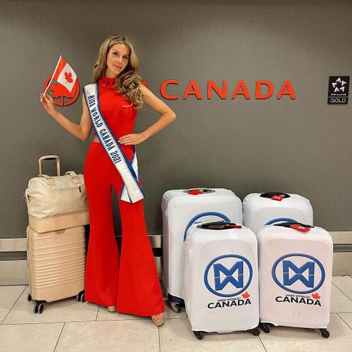 Đại diện Canada - Jaime Vandenberg diện jumpsuit màu đỏ cut-out khi ra sân bay. Cô 25 tuổi, cao 1,75 m, là người mẫu chuyên nghiệp. Jaime hiện theo đuổi bằng tiến sĩ Luật và trở thành luật sư về nhân quyền. Người đẹp từng nhận được Huân chương Bạch kim của Nữ hoàng Elizabeth II và Giải thưởng Diana quốc tế vì hoạt động chống bạo lực.