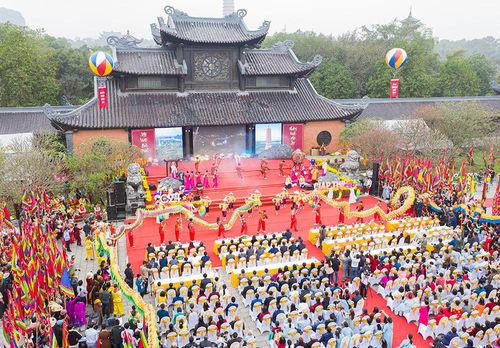 Hàng nghìn tăng ni phật tử và người dân dự lễ khai hội. Ảnh: Phạm Nam