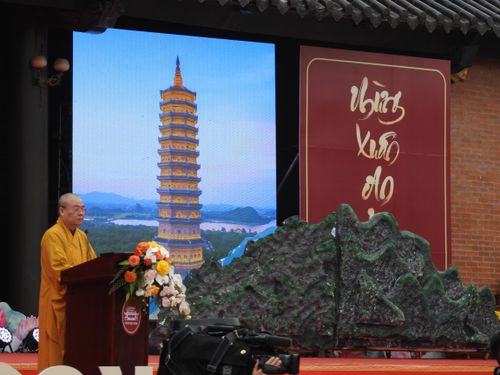 Hòa thượng Thích Thanh Nhiễu phát biểu khai mạc Lễ hội. Ảnh: Phạm Nam