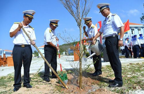 Chuẩn Đô đốc Nguyễn Duy Tỷ (thứ nhất từ phải qua) cùng các đại biểu trồng cây