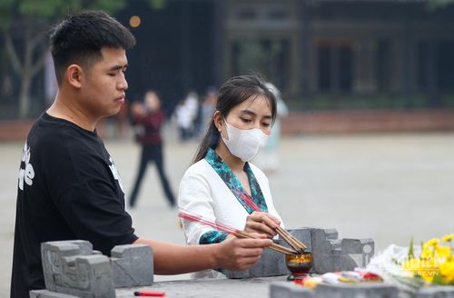 Lượng khách về chùa Bái Đính không đông hơn mọi năm. Thời tiết hôm nay thuận lợi cho người dân trẩy hội, du xuân.