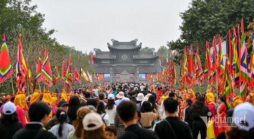 Từ sáng sớm mùng 6 Tết, hàng nghìn tăng ni, Phật tử và du khách thập đã đổ về chùa Bái Đính để trẩy hội, chiêm bái, lễ Phật, cầu nguyện cho năm mới an khang thịnh vượng, quốc thái dân an, mưa thuận gió hòa.