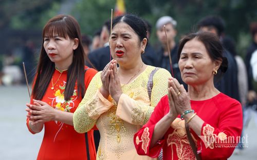 Du khách thảnh thơi đi lễ tại chùa Bái Đính. Không còn cảnh chen chúc như mọi năm.