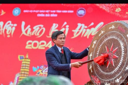 Ông Đoàn Minh Huấn, Bí thư Tỉnh ủy Ninh Bình đánh trống khai hội