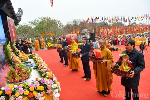 Sau tiếng trống khai hội là lễ dâng hương cầu nguyện cho năm mới an khang thịnh vượng
