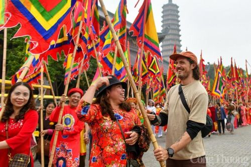 Du khách thảnh thơi đi lễ tại chùa Bái Đính. Không còn cảnh chen chúc như mọi năm