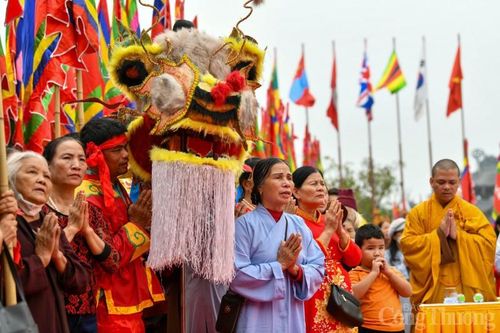 Đại diện Ban Quản lý khu du lịch Tam Chúc và chùa Bái Đính (tỉnh Ninh Bình) cho biết, ngày khai hội dự kiến có khoảng hơn 1 vạn người đến trẩy hội, chiêm bái, lễ Phật