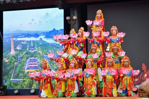 Trong phần sân khấu do Nhà hát Chèo Ninh Bình thực hiện, tái hiện lễ tế cờ của Vua Quang Trung trên núi Đính trước thời điểm xung trận và lễ đăng đàn xã tắc của Đinh Tiên Hoàng Đế