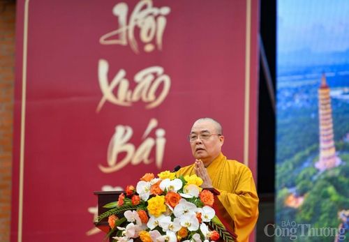 Hòa thượng Thích Thanh Nhiễu phát biểu khai mạc lễ hội