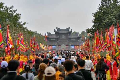 Từ nhiều năm nay, cứ vào mùng 6 tháng Giêng hàng năm, chùa Bái Đính lại đón hàng nghìn tăng ni, phật tử cùng du khách thập phương về trẩy hội, chiêm bái, lễ phật, cầu nguyện cho năm mới an khang thịnh vượng, quốc thái dân an, mưa thuận gió hòa