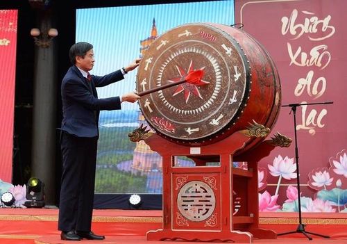 Lãnh đạo tỉnh Ninh Bình đánh trống khai hội