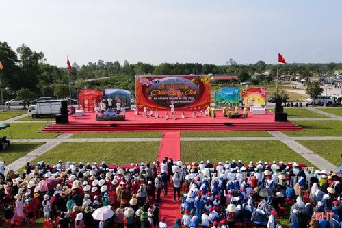 Lễ hội chùa Hương Tích thu hút đông đảo người dân và du khách hướng về cõi Phật. Nguồn: Báo Hà Tĩnh