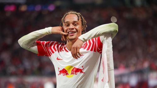 PSG dự kiến gọi Xavi Simons về từ Leipzig ngay sau khi mùa giải năm nay kết thúc. Tài năng trẻ người Hà Lan có sự tiến bộ vượt bậc khi thi đấu ở PSV và Leipzig trong hai năm qua. Mùa này, tiền vệ người Hà Lan ghi 7 bàn và góp 9 kiến tạo sau 30 lần ra sân cho Leipzig.