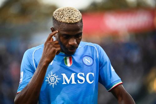 Victor Osimhen của Napoli sẽ là mục tiêu tiếp theo của PSG trong hè 2024. Trung phong người Napoli vừa ký hợp đồng mới với Napoli cuối năm ngoái, nhưng có điều khoản cho phép anh rời đi nếu một CLB khác trả đủ phí giải phóng hợp đồng. PSG hiện không có một trung phong ở đẳng cấp cao nào. Goncalo Ramos nhiều tiềm năng song cầu thủ trẻ này cần thêm thời gian.