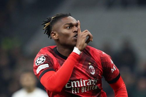Tiền đạo Rafael Leao của AC Milan là ứng viên tiềm năng để thay Mbappe. Chân chạy cánh người Bồ Đào Nha cũng chơi ở vị trí cánh trái tương đồng với Mbappe, và thể hiện năng lực tại những giải đấu lớn như Serie A, Champions League hay World Cup thời gian qua.