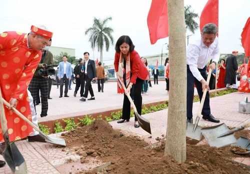 Phó Bí thư Thường trực Thành ủy Nguyễn Thị Tuyến cùng lãnh đạo TP và Nhân dân huyện Thanh Trì tham gia trồng cây xanh.