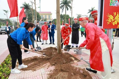 Cán bộ và Nhân dân huyện Thanh trì tham gia trồng cây xanh.