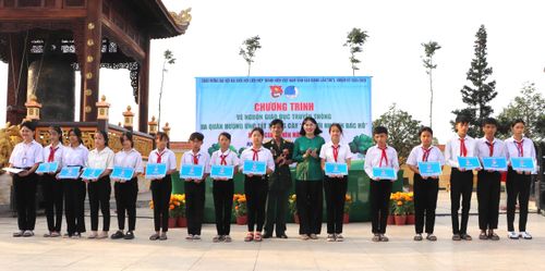  Nhiều suất học bổng được trao tặng trong chương trình. Ảnh: TĐHG 