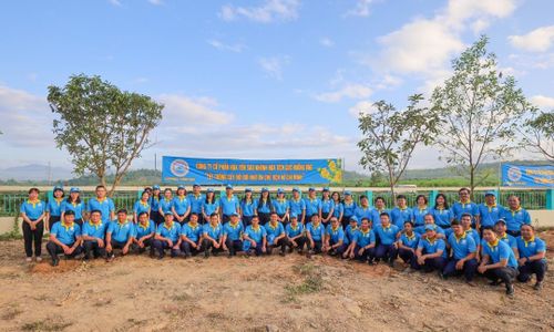 Toàn thể công ty chuẩn bị tham gia Tết trồng cây.