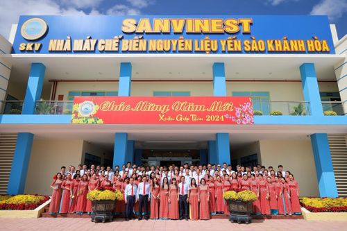 Lãnh đạo và cán bộ, công nhân viên công ty chụp hình lưu niệm đầu năm.