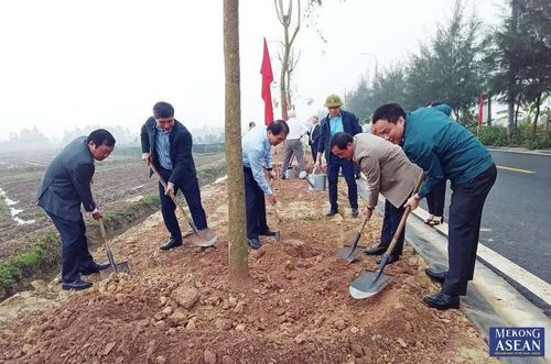 Lãnh đạo tỉnh Hải Dương tham gia trồng cây tại tuyến đường trục chính xã An Sơn, huyện Nam Sách.