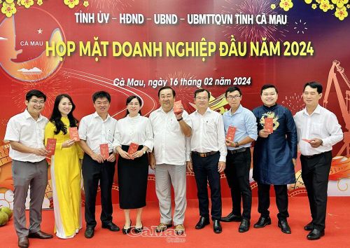 Chủ tịch Ủy ban MTTQ Việt Nam tỉnh Trần Văn Hiện và Phó chủ tịch HĐND tỉnh Lê Thị Nhung chụp ảnh lưu niệm cùng đại biểu tại buổi họp mặt.