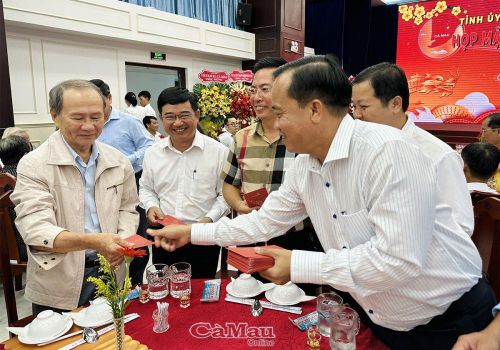 Chủ tịch UBND tỉnh Huỳnh Quốc Việt tặng quà đầu năm với lời chúc các doanh nhân, doanh nghiệp vững tin, vượt khó khăn, hoạt động thành công, tiếp tục đóng góp cho sự phát triển nền kinh tế tỉnh nhà.