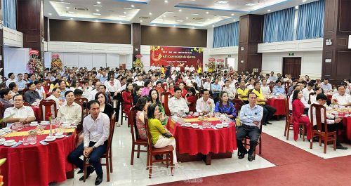 Lãnh đạo tỉnh, các huyện và TP Cà Mau, cùng đông đảo doanh nhân, doanh nghiệp, hợp tác xã trên địa bàn tỉnh tham dự buổi họp mặt.