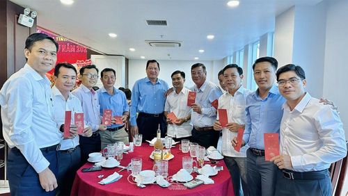 Phó chủ tịch UBND tỉnh Lâm Văn Bi tặng phong bao lì xì cho các đại biểu.