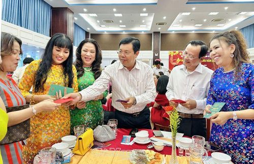 Bí thư Tỉnh ủy, Chủ tịch HĐND tỉnh Nguyễn Tiến Hải tặng phong bao lì xì chúc mừng năm mới đạt nhiều thành công đối với các đại biểu doanh nghiệp.
