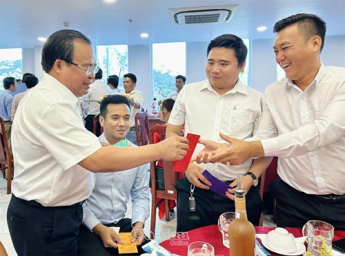 Phó chủ tịch UBND tỉnh Nguyễn Minh Luân tặng quà các doanh nghiệp với lời chúc năm mới thắng lợi.