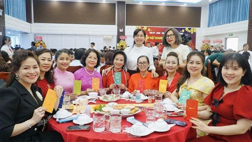 Phó chủ tịch HĐND tỉnh Lê Thị Nhung thăm hỏi, tặng quà Xuân đến các nữ doanh nhân, doanh nghiệp.