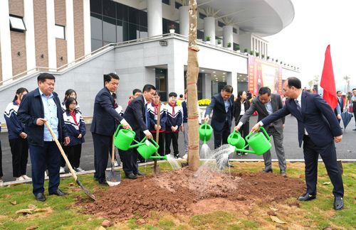 Phó Bí thư Thành ủy Nguyễn Văn Phong cùng các đại biểu trồng cây hưởng ứng tại lễ phát động.