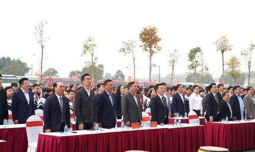 Phó Bí thư Thành ủy Nguyễn Văn Phong cùng các đại biểu tham dự lễ phát động Tết trồng cây.