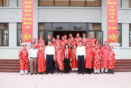 Phó Bí thư Thường trực Thành ủy Nguyễn Thị Tuyến, Phó Chủ tịch UBND thành phố Nguyễn Mạnh Quyền với các vị cao niên xã Ngũ Hiệp.