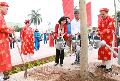 Phó Bí thư Thường trực Thành ủy Nguyễn Thị Tuyến, Phó Chủ tịch UBND thành phố Nguyễn Mạnh Quyền cùng các bậc cao niên trồng mới cây xanh tại xã Ngũ Hiệp.