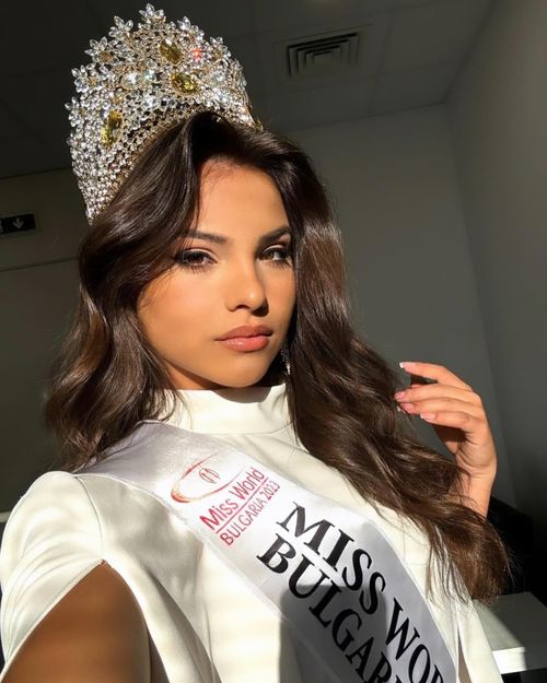 Việc nữ sinh lớp 10 được trao cơ hội tranh tài ở Miss World làm dấy lên nhiều bàn tán. Các fan sắc đẹp cho rằng Sabeva non kinh nghiệm biểu diễn, thiếu ảnh hưởng cộng đồng, mạng xã hội cũng như không có bất kỳ thông tin nào liên quan đến dự án từ thiện - phần thi quan trọng tại Hoa hậu Thế giới. Do đó, có khả năng cô không tiến sâu.